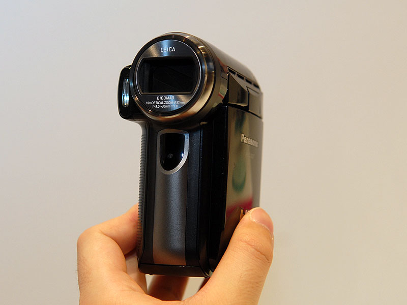 Illustration for article titled Panasonic HDC-SD7 is Now World's Smallest HD Camcorder